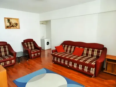 inchiriere apartament Sector 1 București living canapele roșii